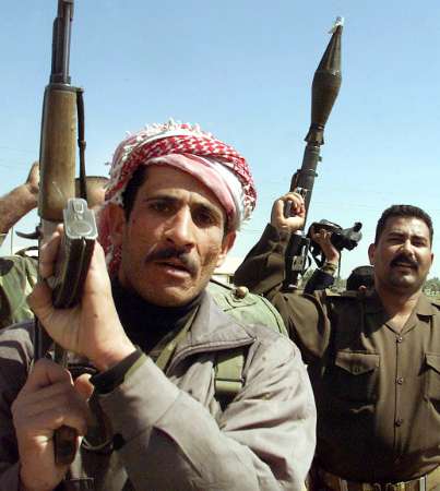 图文:挥舞着步枪的伊拉克士兵_新浪军事_新浪网