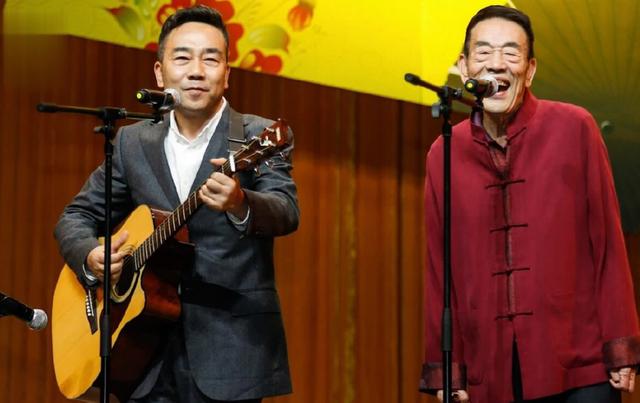 相声名家杨少华的儿子杨威师承尹笑声,但另一个儿子杨议却是海青