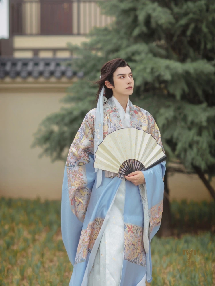 那些很帅的男士款汉服,很多人都喜欢第一种,而我喜欢第二种