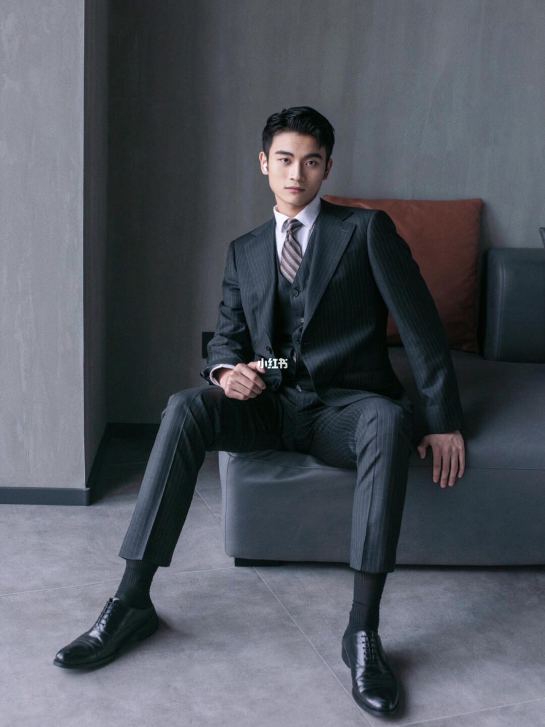 穿这西装出去遛遛摄影师加鸡腿