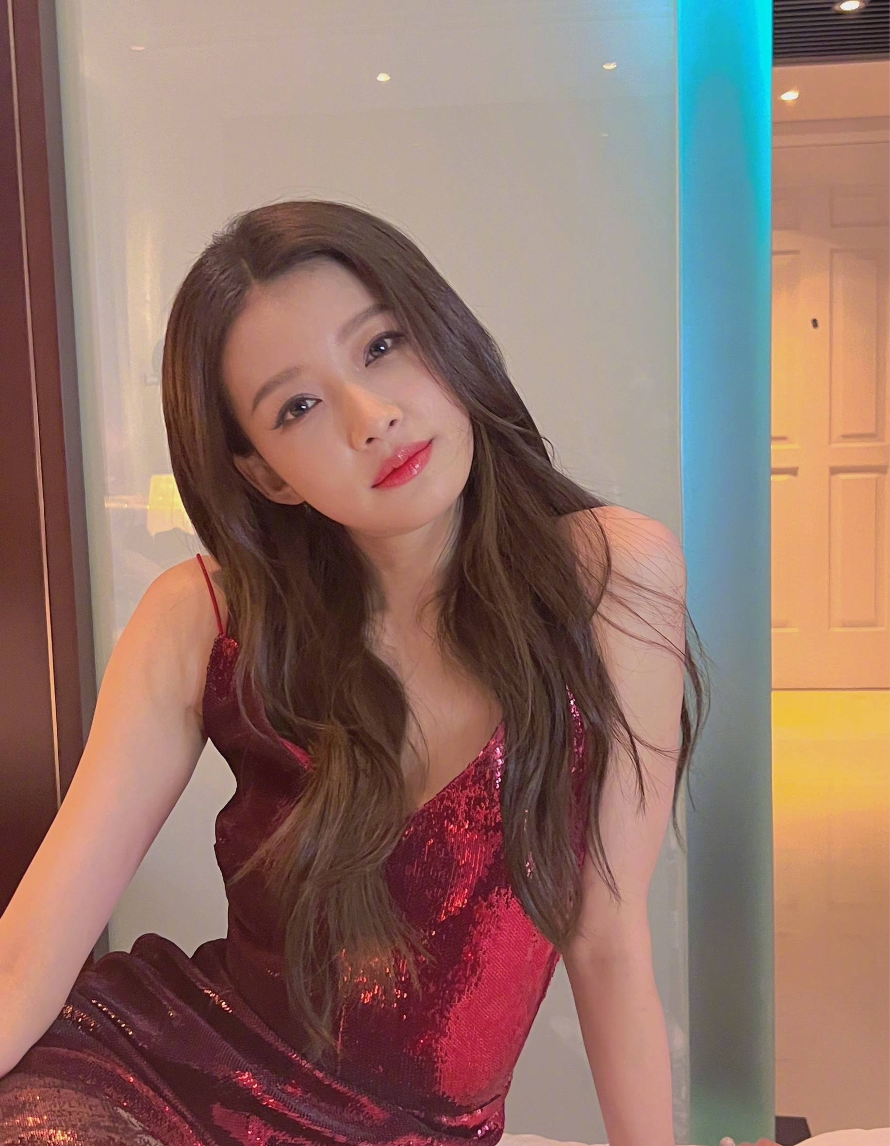 孙怡红色吊带裙配大卷发笑容甜美大秀杨柳腰