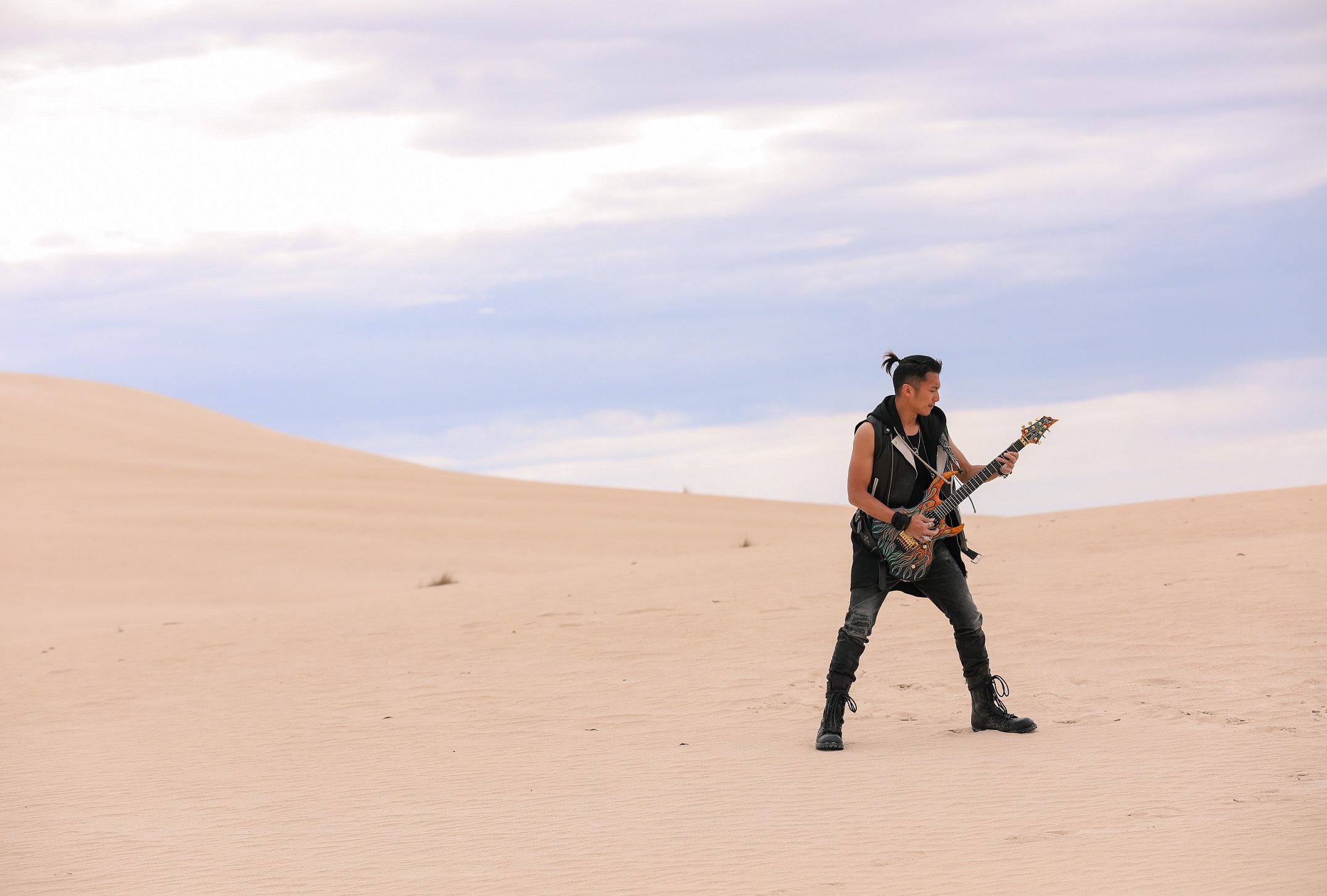 跟着谢霆锋新曲mv上路沙漠岩石还有公路摇滚秀