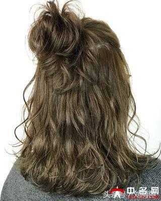 中长烫发图片小卷洋气时髦吸睛卷发发型