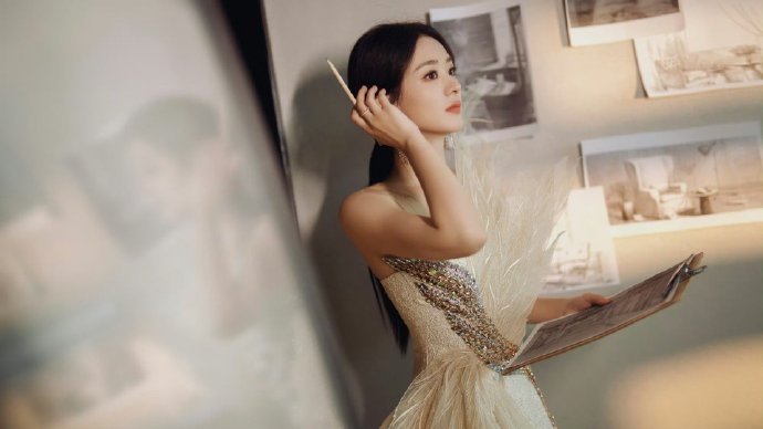 赵丽颖羽纱仙女裙#颖宝发布会穿搭,凤舞胸银辉洒,翅展腰际翼轻扬