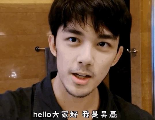 有种反差叫胡磊刮胡子,当他满脸胡茬出镜时,我都想脱粉了