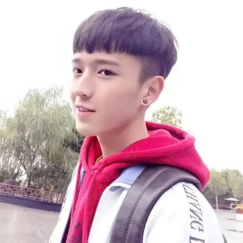 锅盖头耳钉男孩