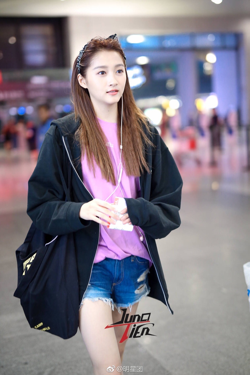 关晓彤现身上海机场,她身穿粉色t恤搭配蓝色破洞牛仔短裤