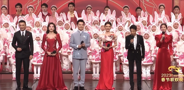 周涛董卿等女主持真是惊艳了时光,而今年的春晚,新生代的女主持们挑
