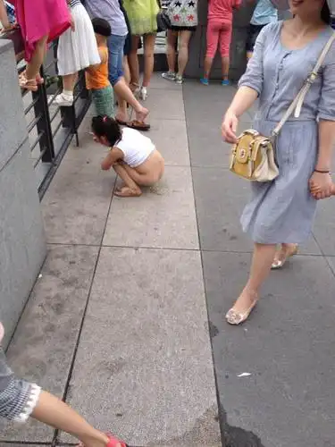 今天在外滩一小女孩当众小便