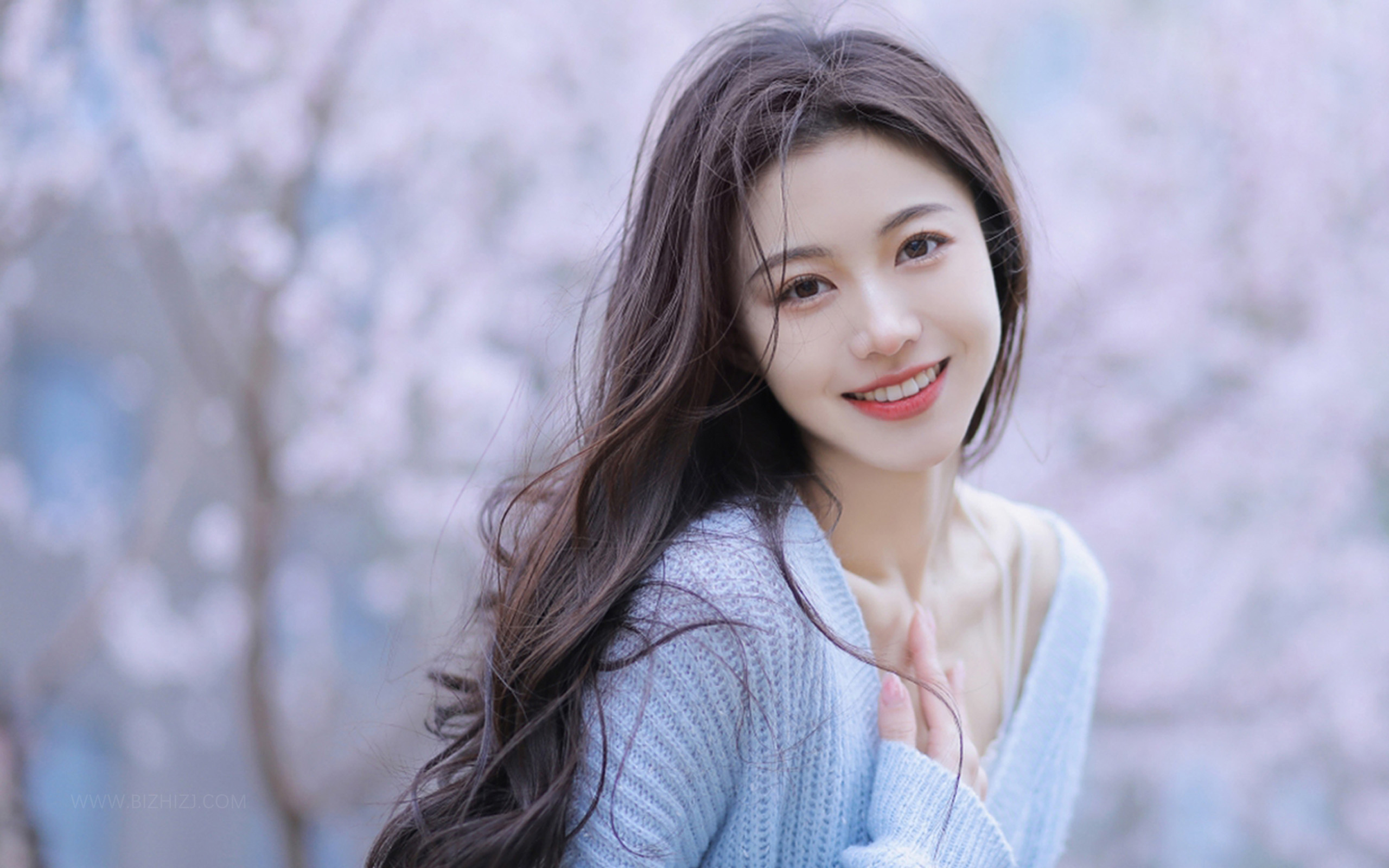 蓝色毛衣清纯美女养眼汇-美女壁纸 - 壁纸家