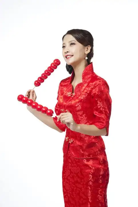 棚拍身穿红色旗袍的年轻女人拿着糖葫芦|优图佳视