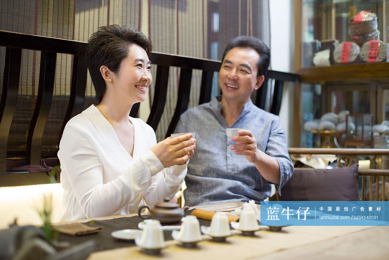 两位朋友在茶馆喝茶聊天