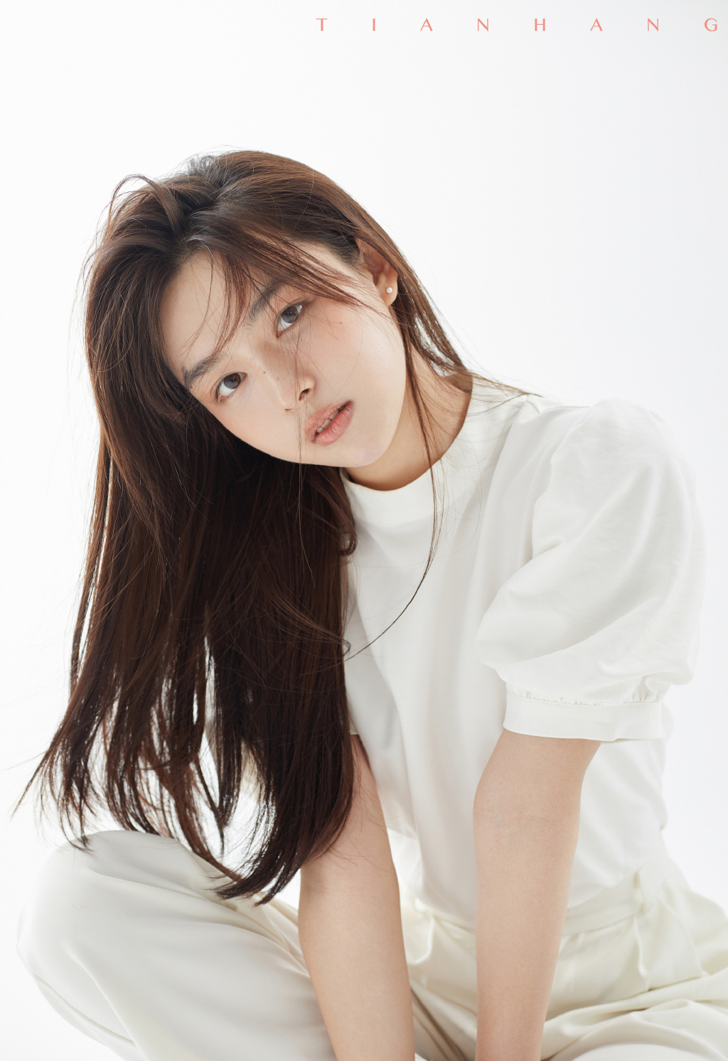 清冷氧气美女简洁白衣小清新写真图片