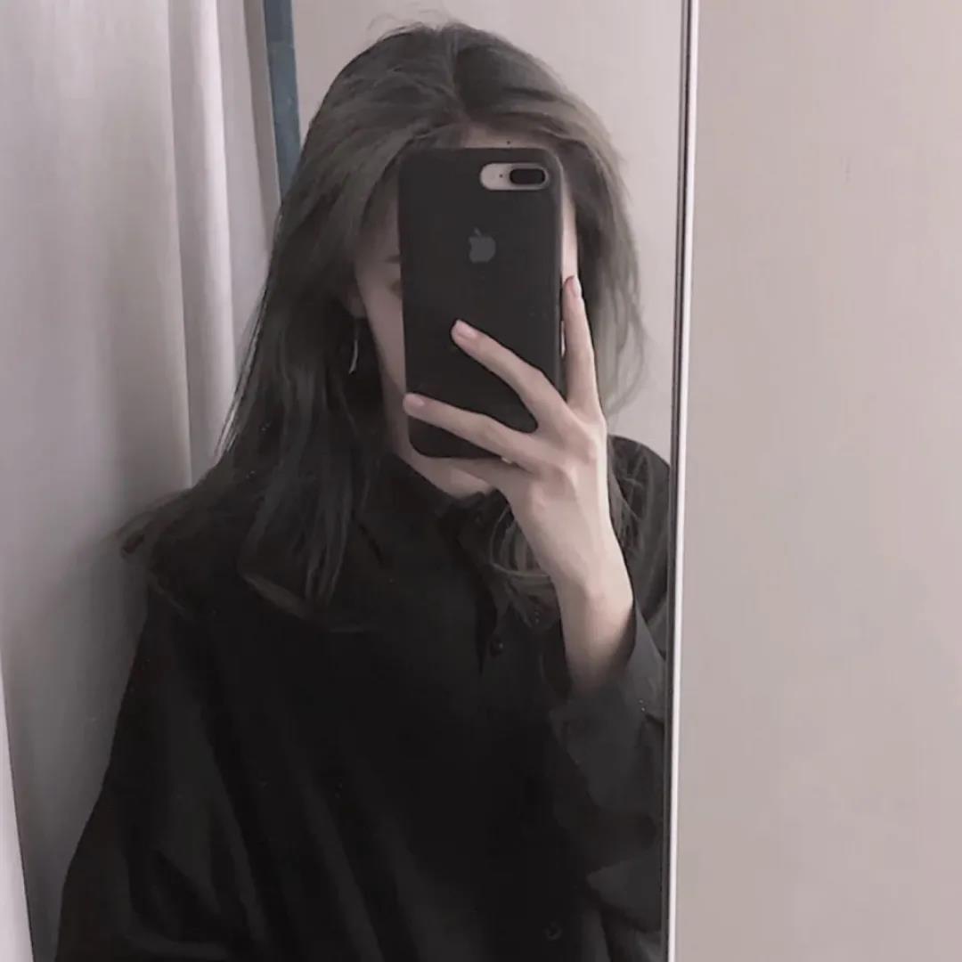 拿手机女头,自拍挡脸:与人间寥寥月色,长眠一场_手机搜狐网