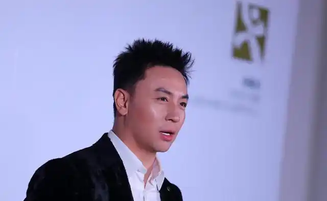 有一种差距叫释小龙何洁分手,13年后一个身价过亿,一个捉襟见肘