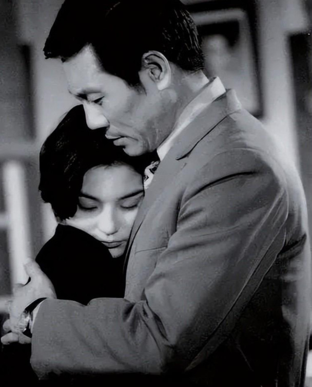 1972年电影《窗外》的一张剧照,照片中的女孩"小鸟依人",讲述的是高中