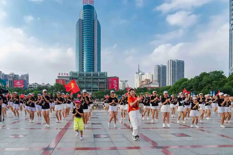 疫情防控常态化,宜昌千人广场舞跳起来