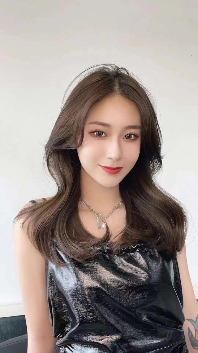 就更加的在乎,除了平时的穿衣之外,发型基本上过一阵子也是要换一换的