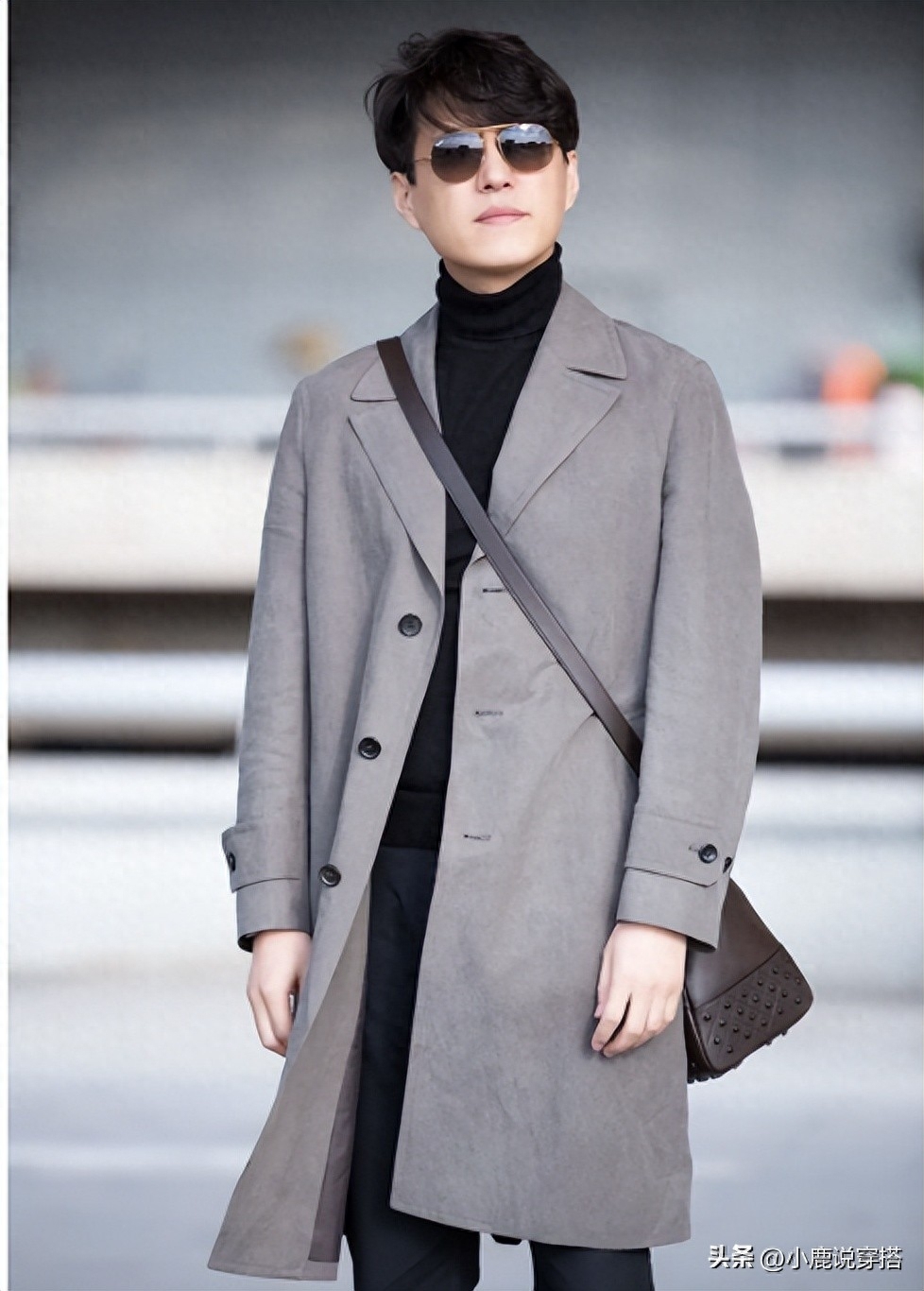 46岁靳东与商界大佬同框,一身西装革履斯文儒雅,气场不输大佬_时尚