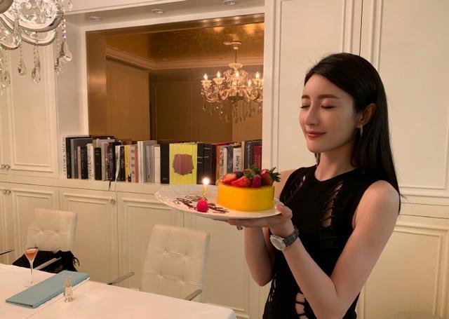 林峯张馨月为林夏薇补生日宴庆生,堂妹与嫂嫂比心嘟嘴感情好