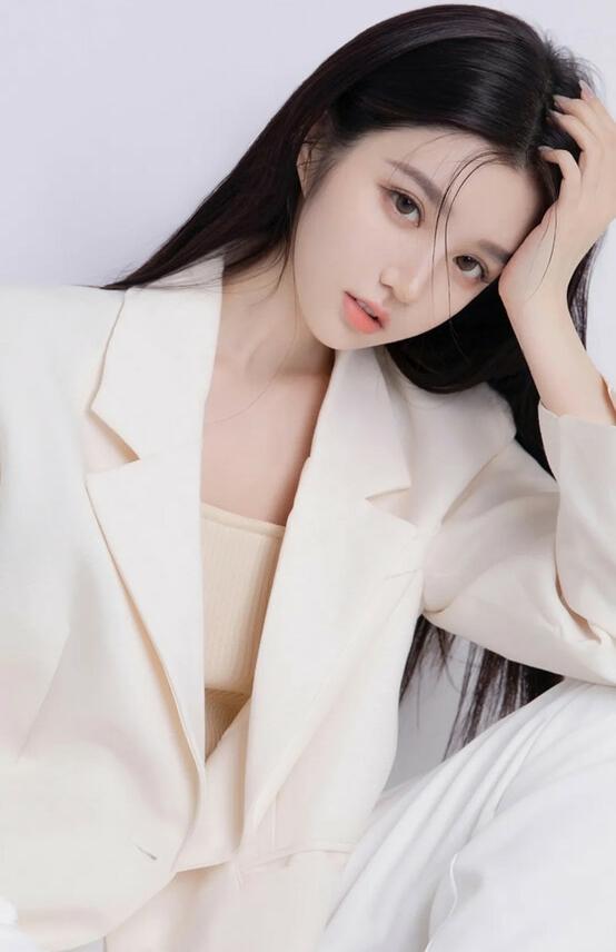 连女生都喜欢的美女长什么样?长相干净甜美,会打扮,会化妆