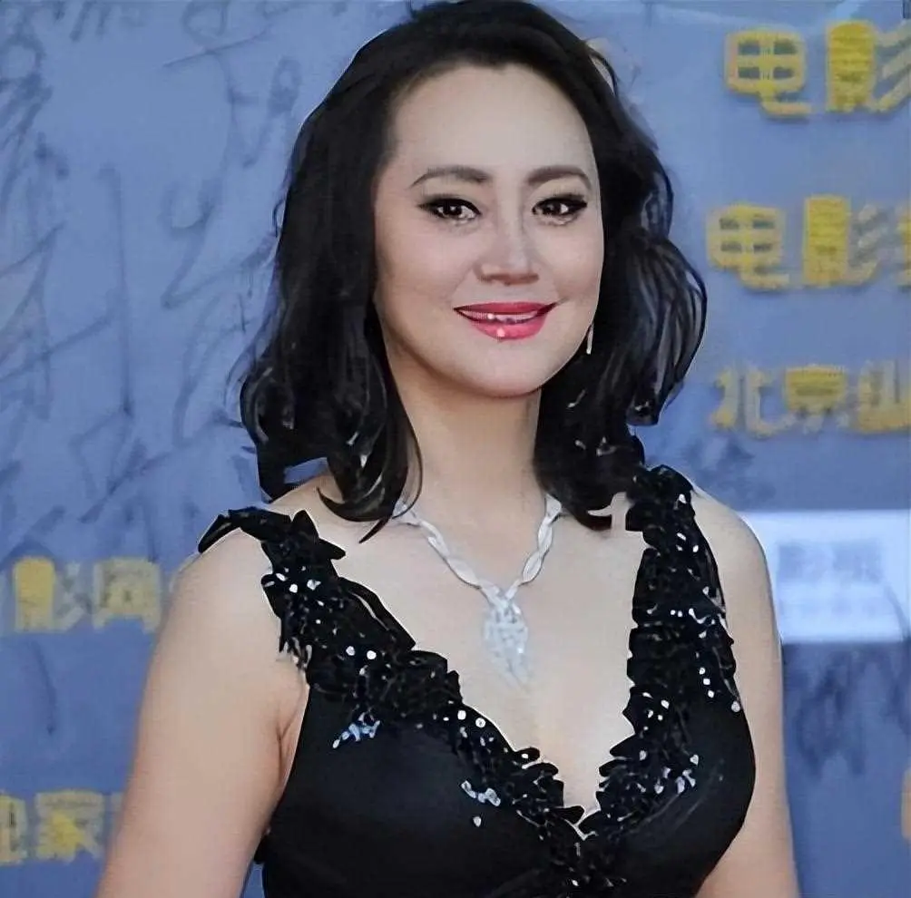 在退休的年纪,宋佳仍然是一位优秀的演员和商人.