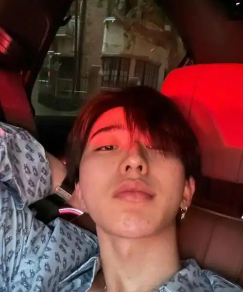 蔡徐坤晒胡渣自拍这个角度真的没认出来这颜值真的可以吗