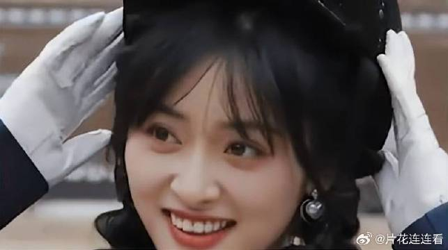 郭俊辰给沈月送奶茶,却看到她跟何与玩的开心,小郭选择默默关心