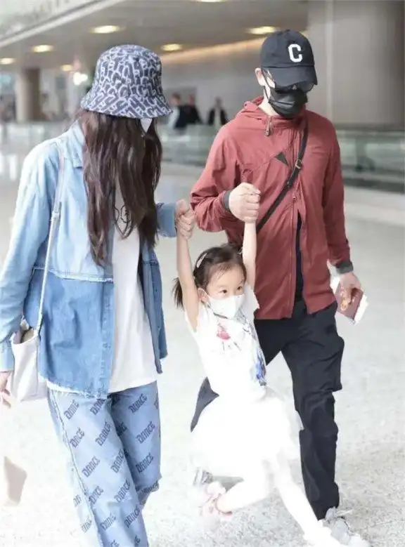 郑恺带老婆孩子游玩,与苗苗补过结婚纪念日,俩儿女露正脸像爸爸