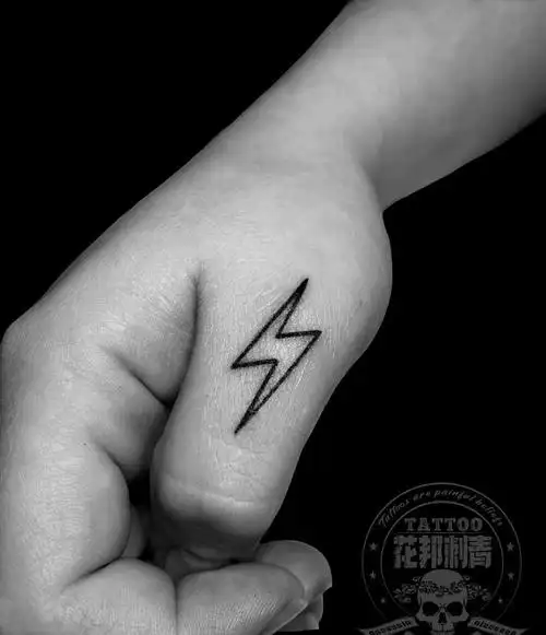 小闪电纹身图片手部闪电小清新纹身图案
