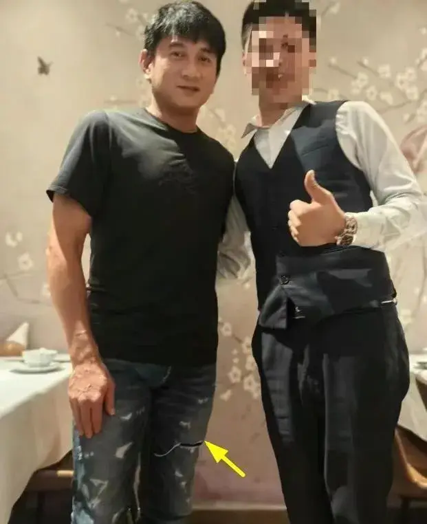 虽然是素颜,但吴奇隆的脸上几乎没有皱纹.