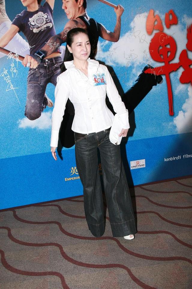 67岁林凤娇穿衣大方,隐退几十年气质依然温婉,可惜了这幅美骨