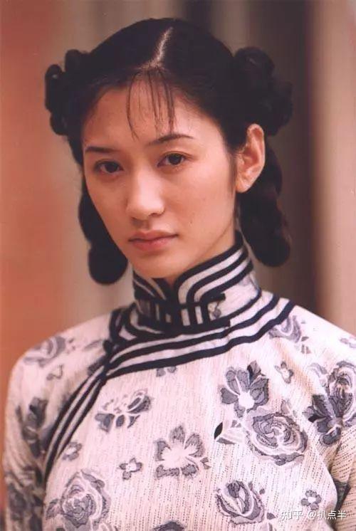 作为家中独女,李小冉自小便是父母的掌上明珠,加上长得好看,妈妈便送