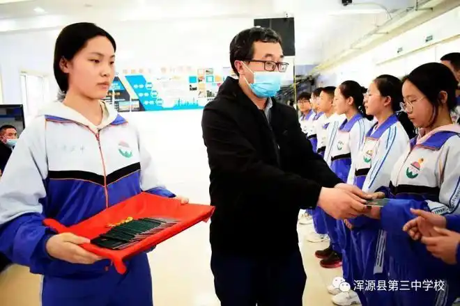 注入新血液浑源三中举行新团员入团宣誓仪式