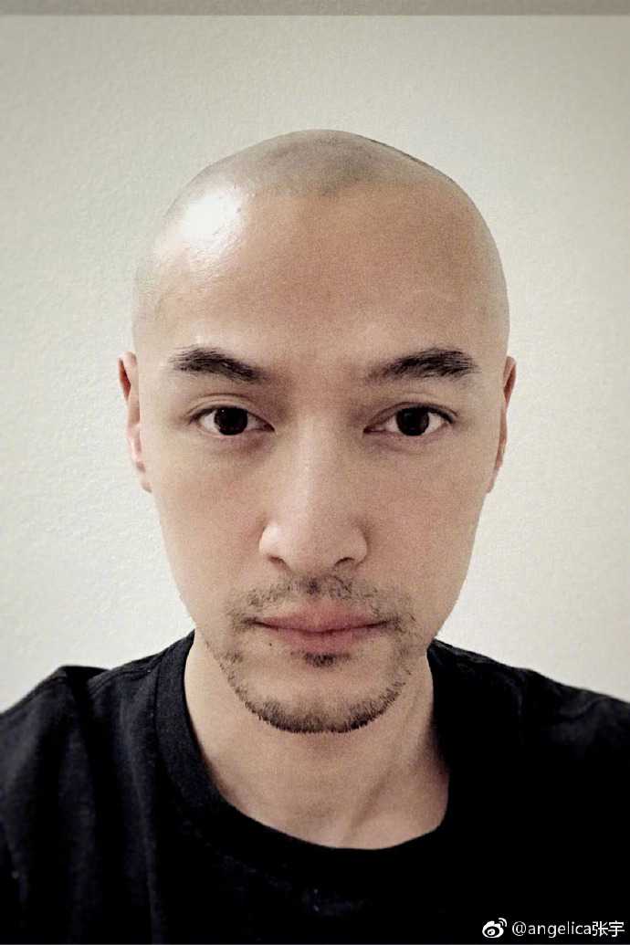 请问大家怎么看待胡歌近期的自拍照?