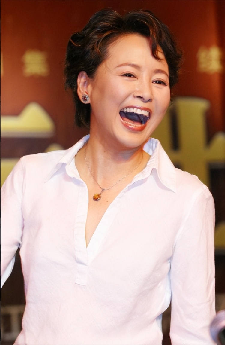 演员张瑜:一夜成名后"弃夫出国",离婚多年见到前夫还会心动