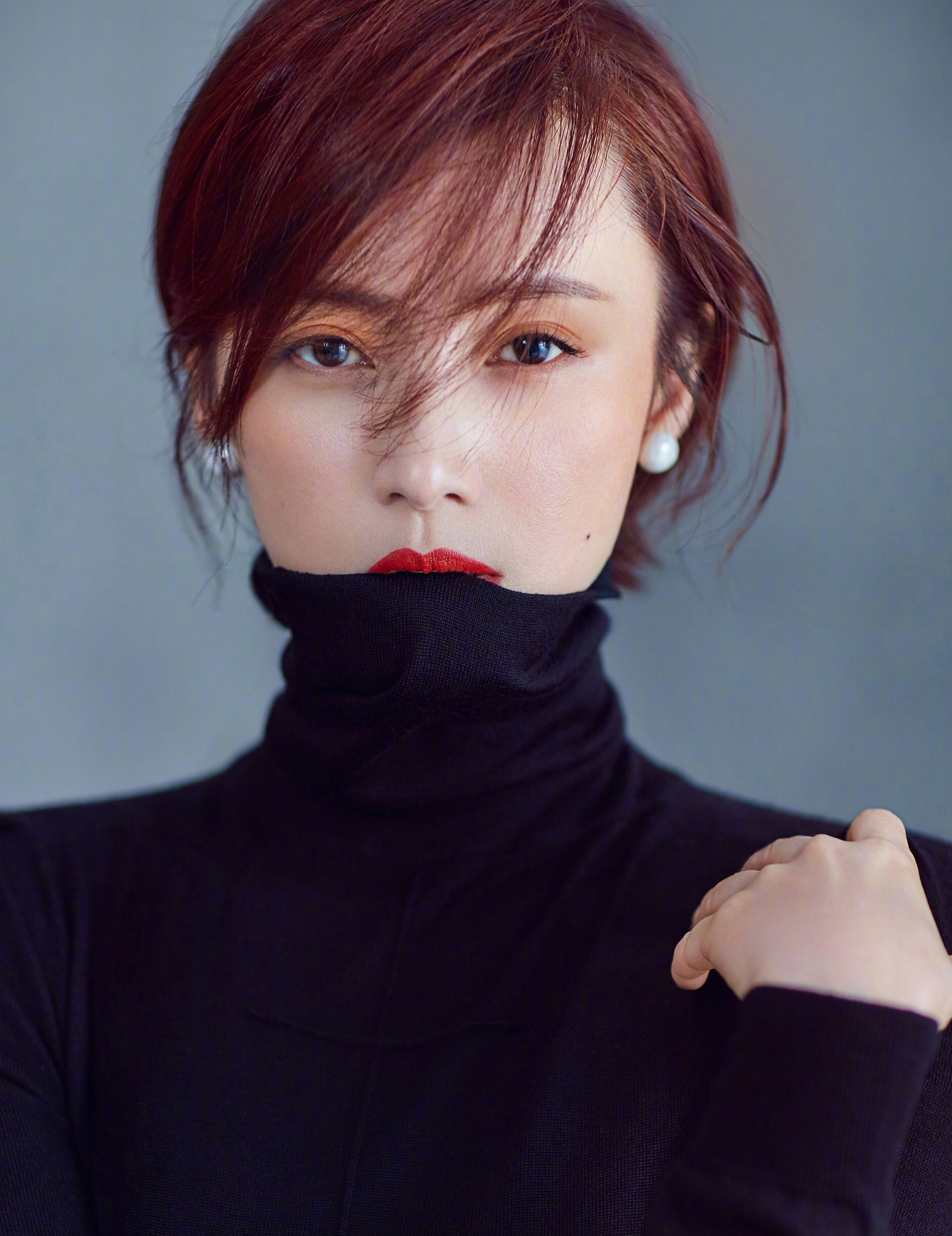 蒋勤勤从冷艳红唇美女到温柔淑女,两种风格转换自如都是女神范