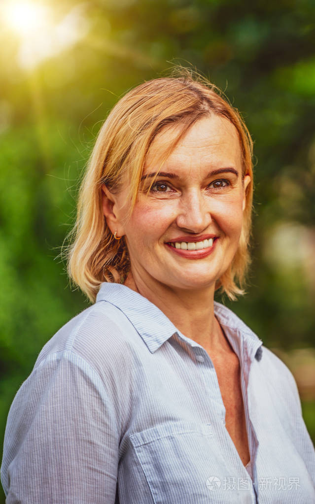 那个女人笑得很开心.