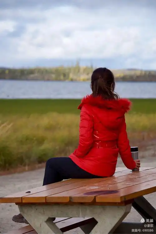 遥望远方的美女是在思念着什么?