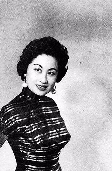 1921 年,白光出生在北平一个旗人家庭,她原名叫史永芬(一听就是个父母