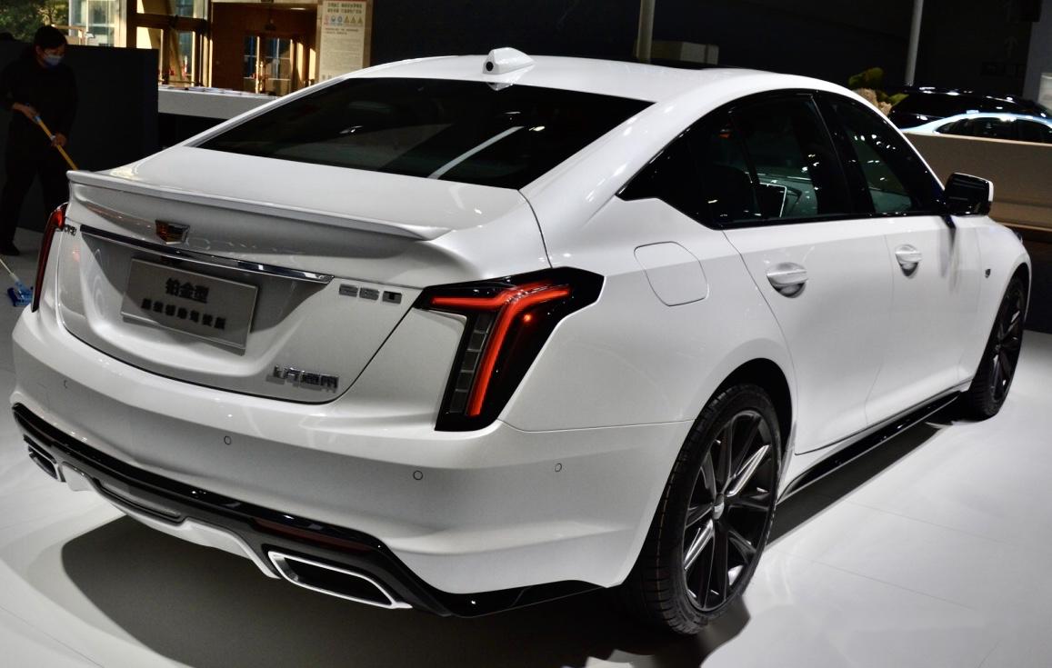 这款白色熏黑轮毂的铂金版凯迪拉克ct525个实力可以拿下吗