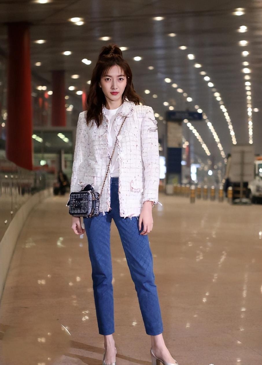 32岁江疏影身穿抹胸惊艳亮相,看起来棒极了!_时尚_牛仔裤_魅力