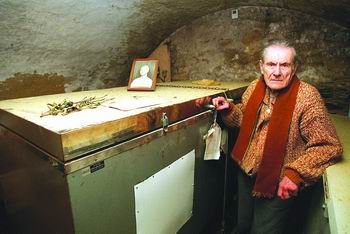 马蒂诺特的父亲守在妻子的"冰棺"前.在欧洲,冷冻尸体为违法行为.