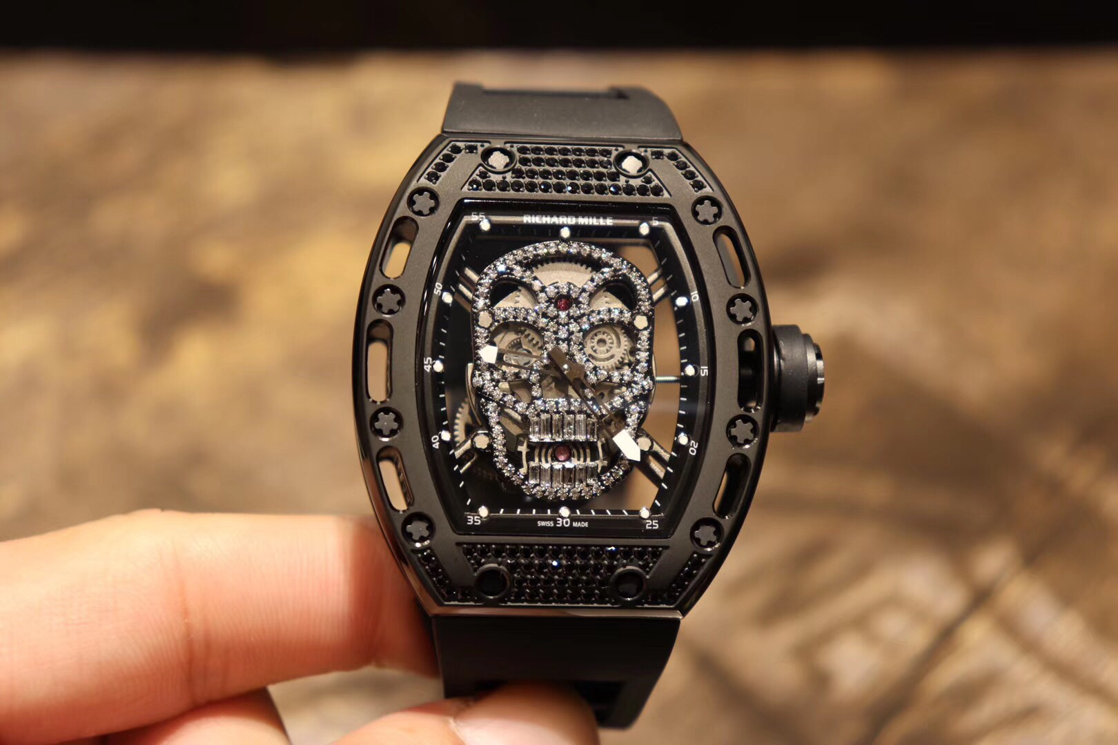 据资料显示,richard mille手表均价1万元,最便宜的50万元以上,最贵的1