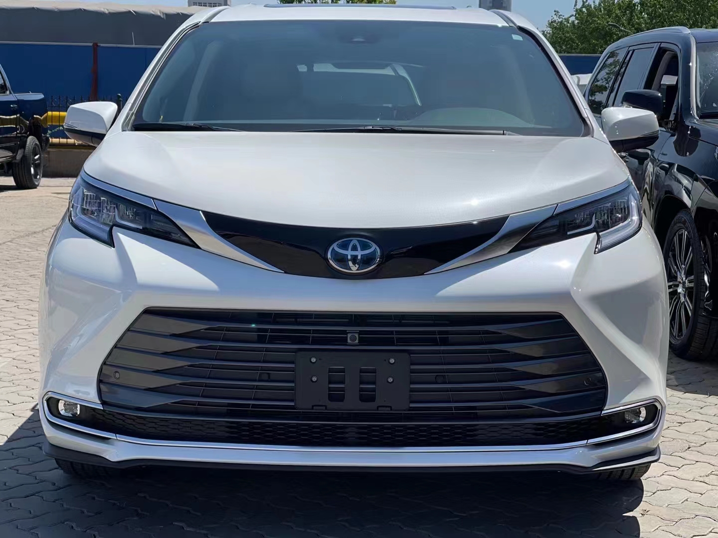 2021款丰田塞纳25l混动四驱ltd白色价格