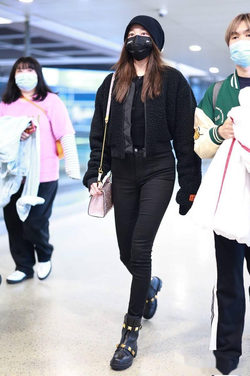 街拍关晓彤纯色外套小巧手袋短靴时尚精致