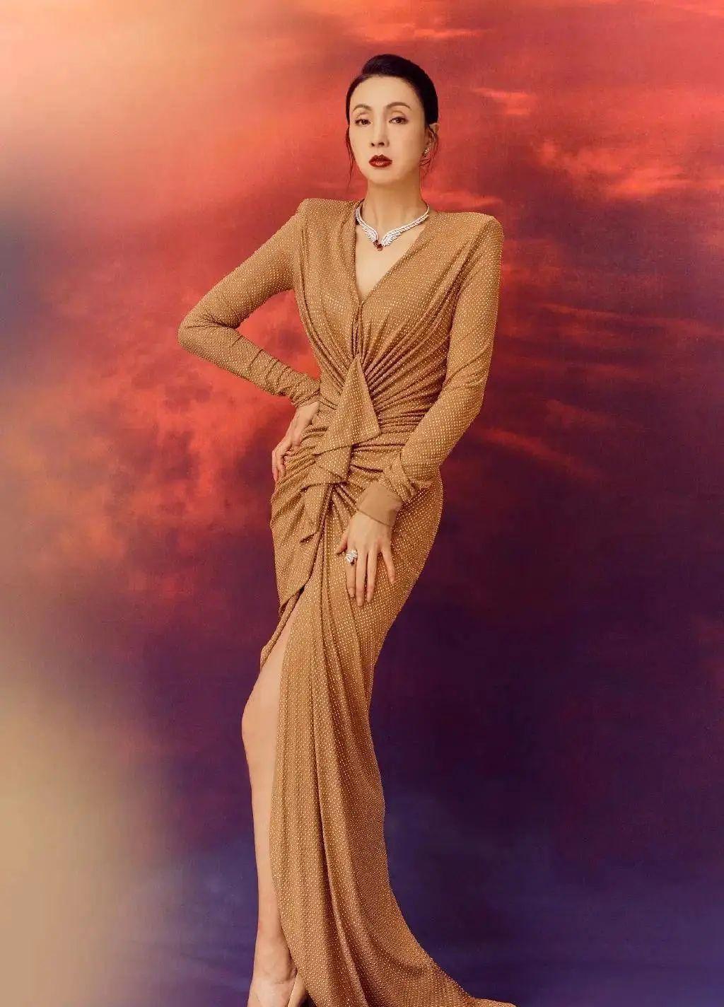 更令人惊讶的是,陶虹51岁的年龄并没有在他的身材上留下太多印记.