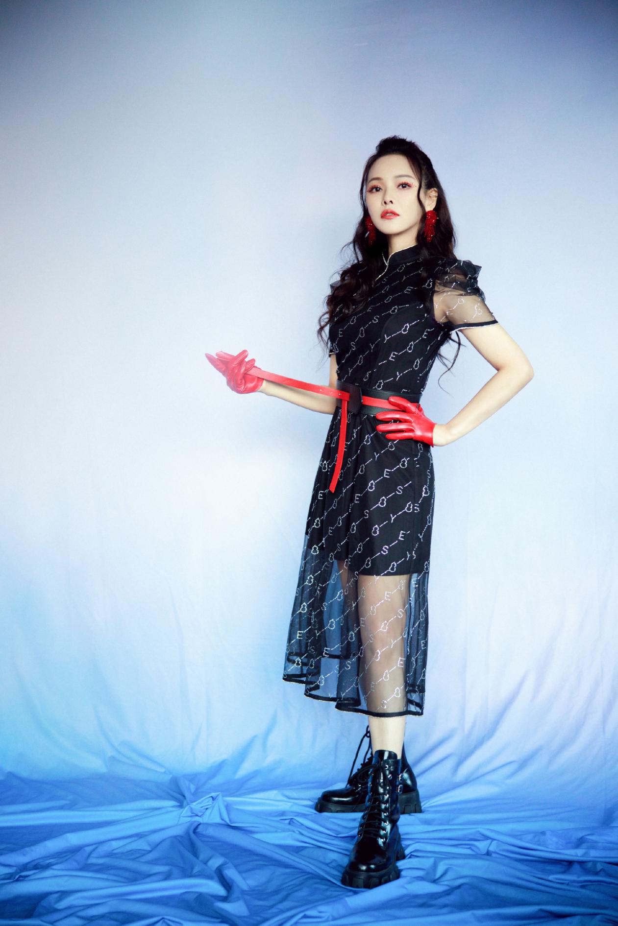 52岁伊能静仍像少女印花衬衫打结时髦吸睛长发飘飘也太显嫩了