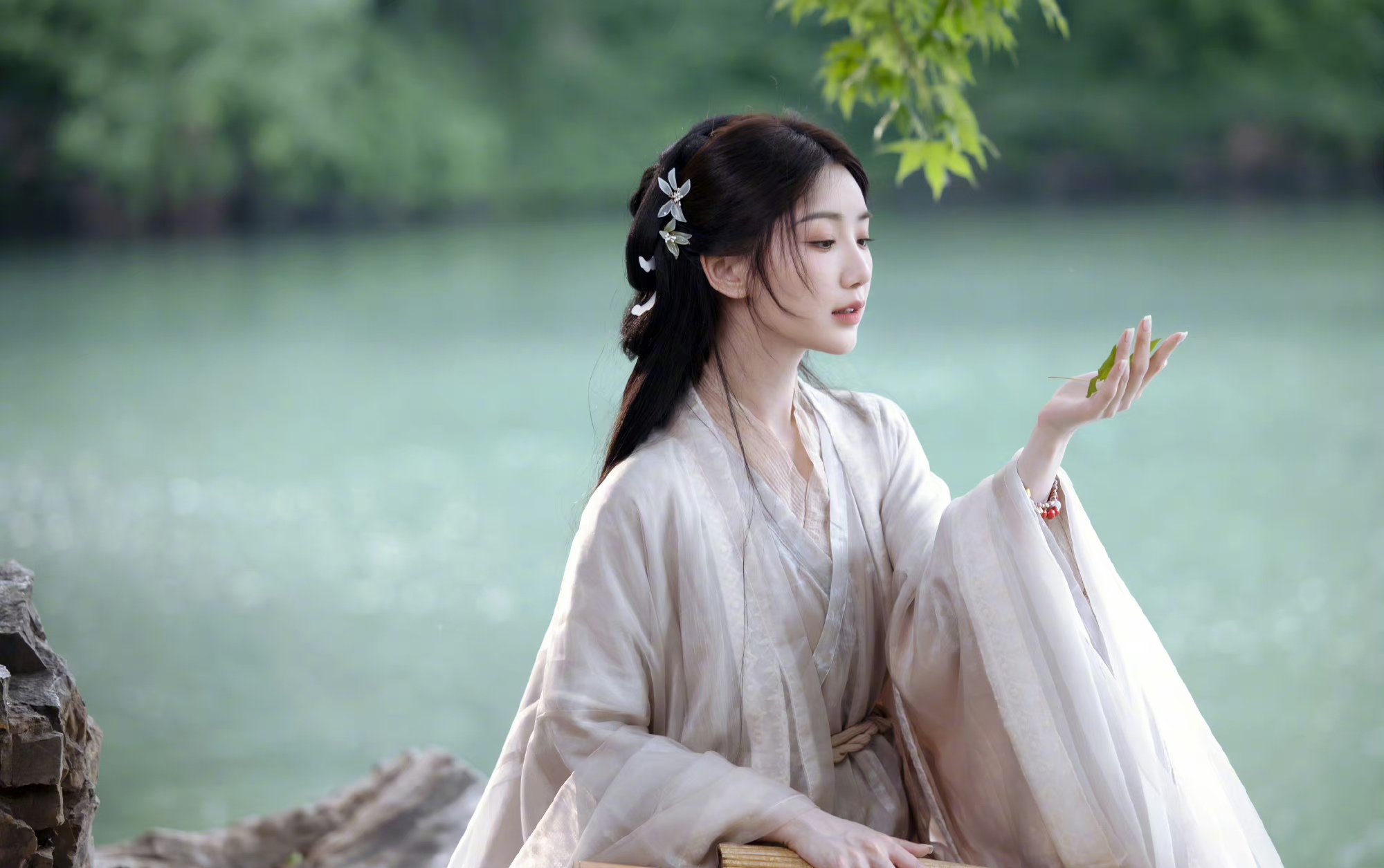 毛晓彤穿古装,再打古伞,特别有穿越感.好美好美.