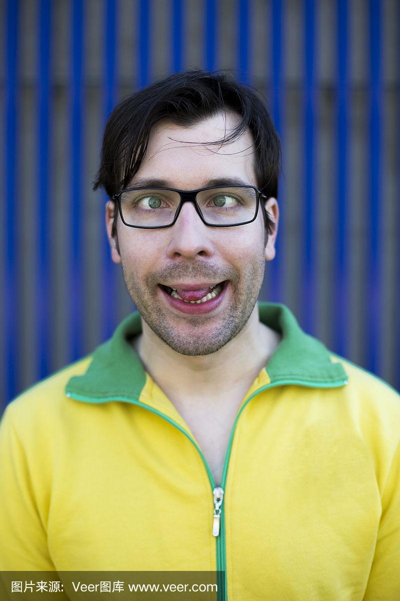 斗鸡眼男人做鬼脸